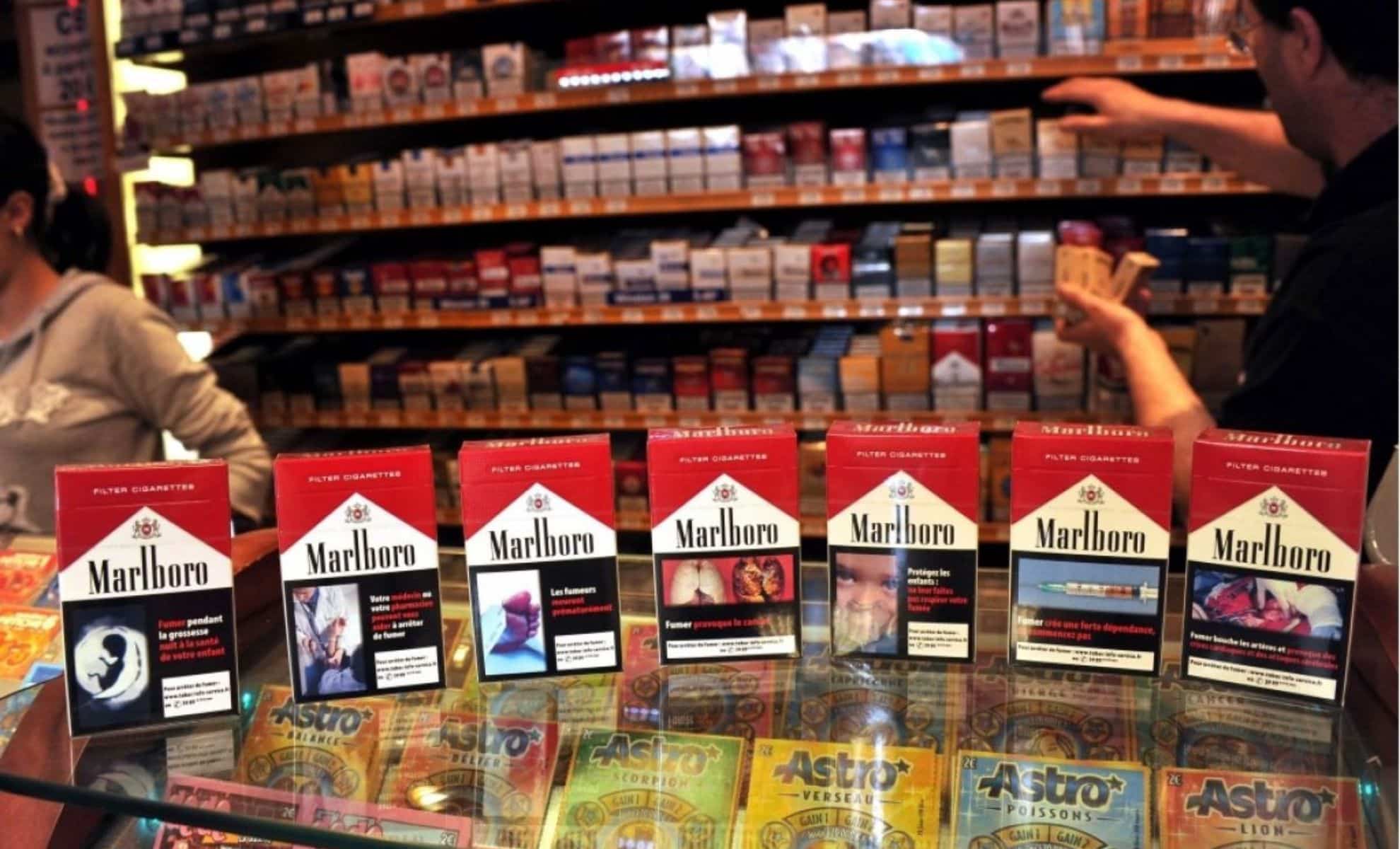 Cinq paquets de cigarettes de la marque Marlboro sur une table