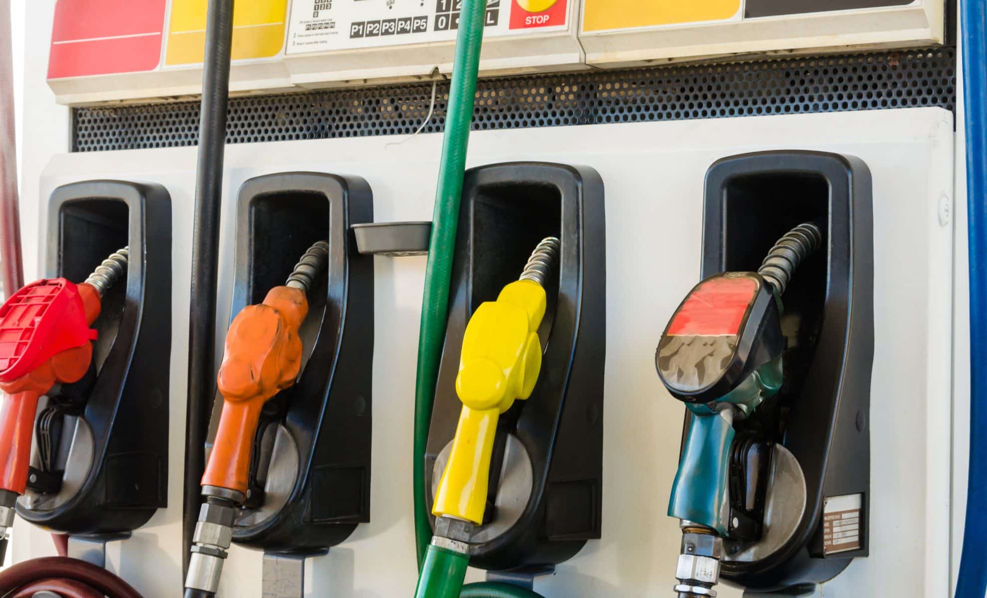 Benzina e gasolio continuano a scendere, ecco i prezzi di questa domenica