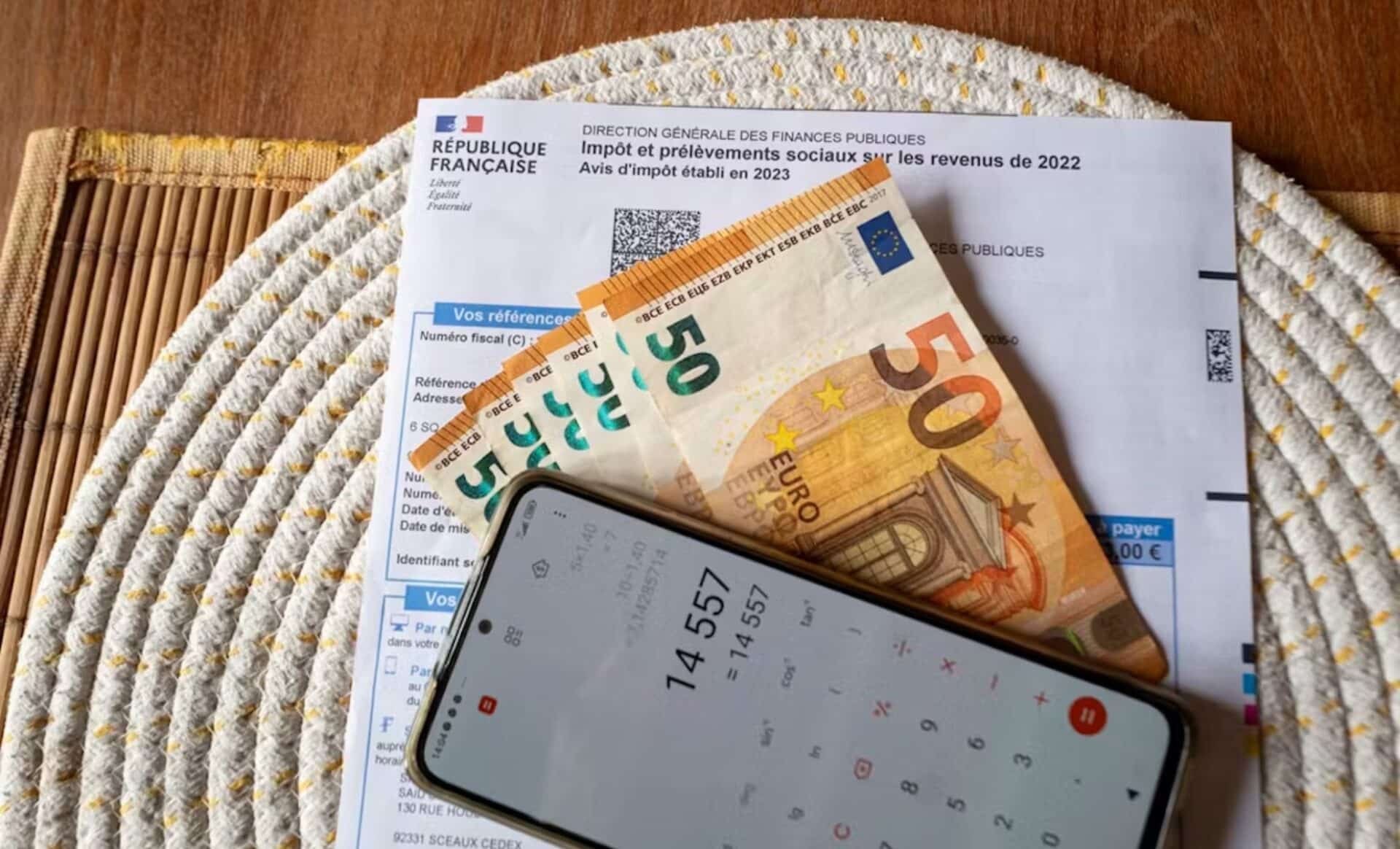 Un téléphone, des billets de 50 euros est une déclaration d'impôt sur le revenu