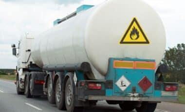 Un camion citerne transportant du fioul domestique