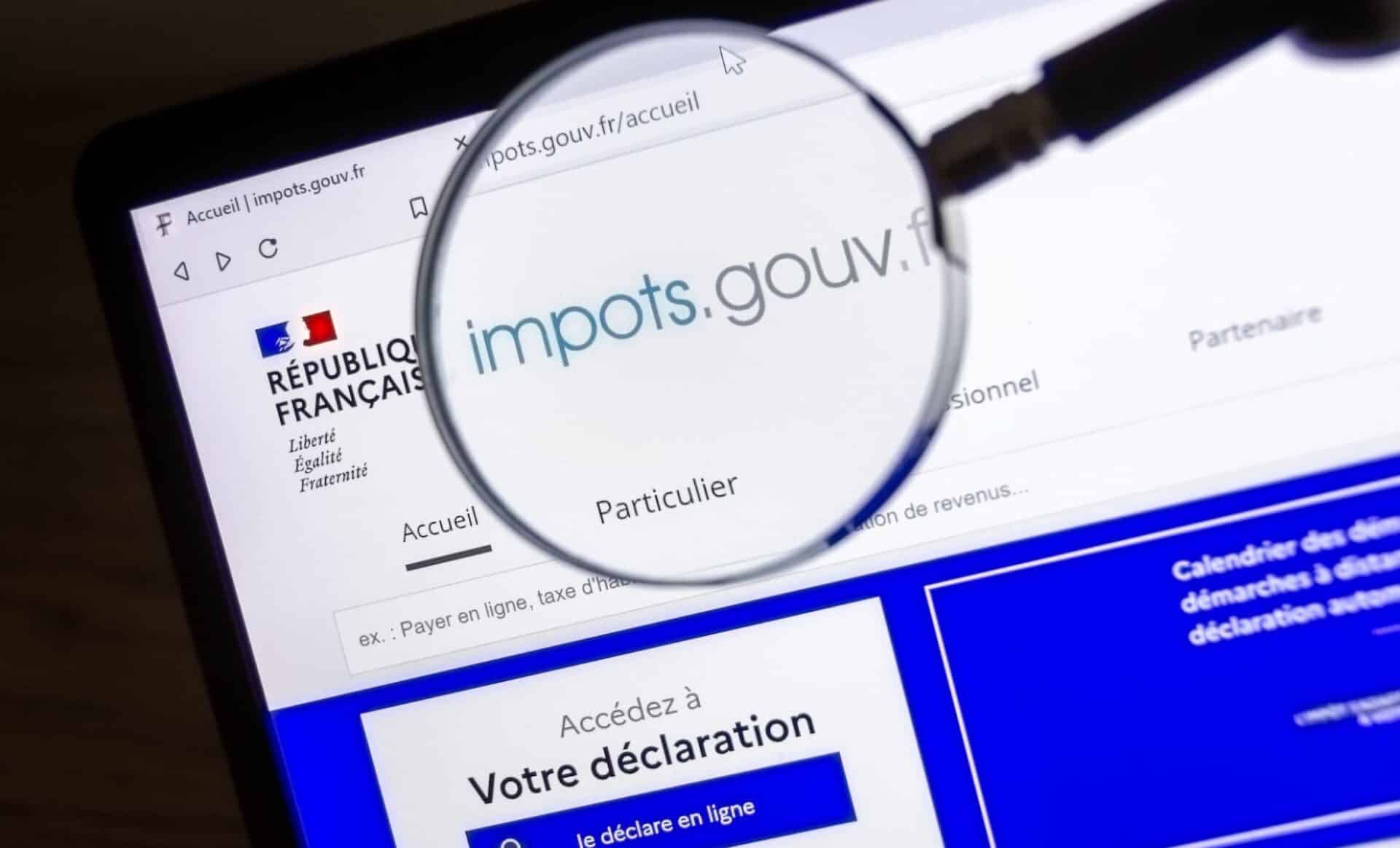 Le site officiel Impôts gouv avec une loupe