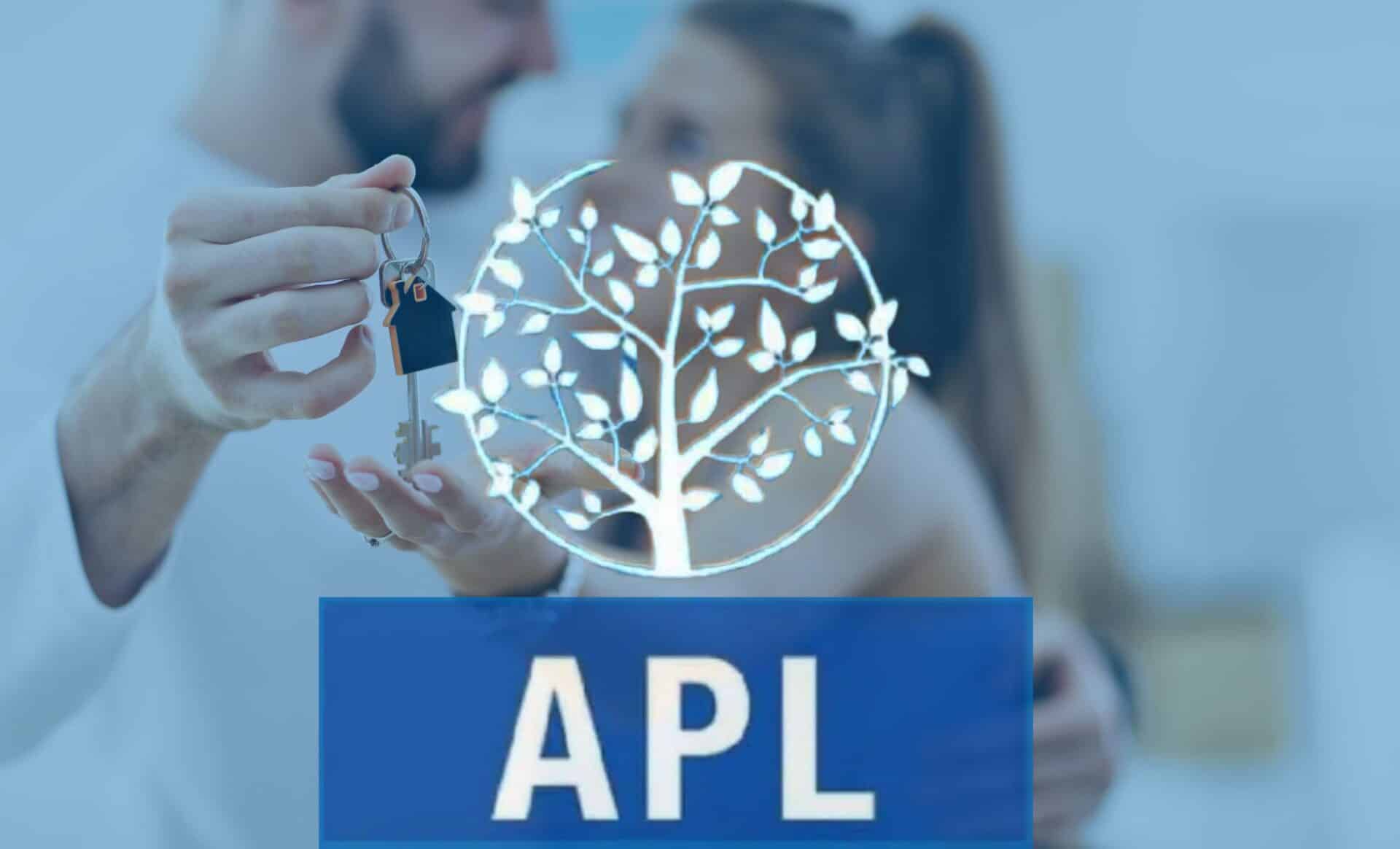 Photo montrant un couple, en arrière-plan, se réjouir d'avoir un appartement avec le logo des APL