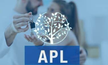 Photo montrant un couple, en arrière-plan, se réjouir d'avoir un appartement avec le logo des APL