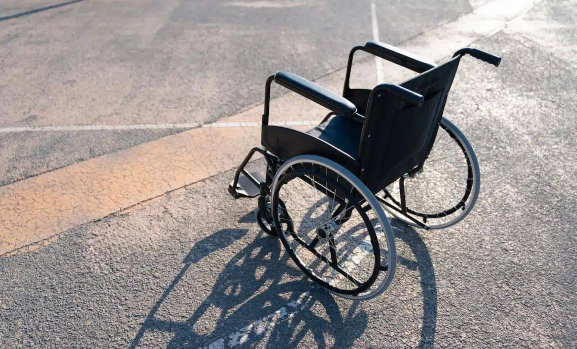 Fauteuil roulant pour illustrer les personnes touchant l'AAH ou la pension d'invalidité