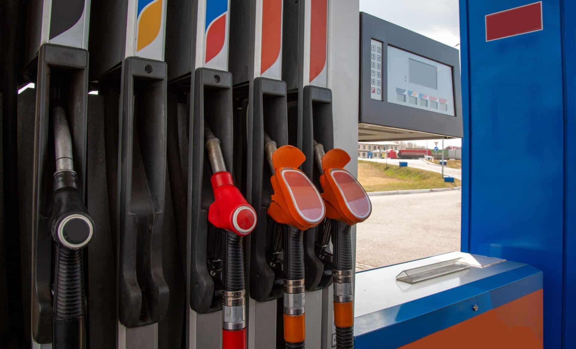 Une photo de pompe à essence pour illustrer les carburants