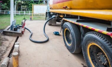 Camion en train de remplir une cuve de fioul domestique