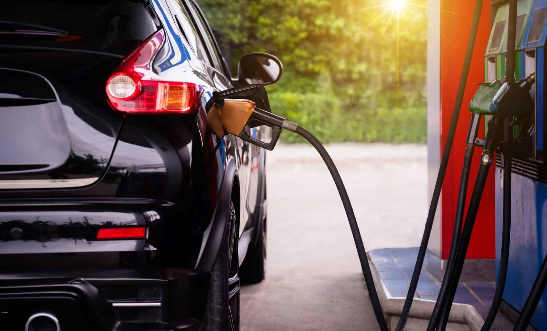 Automobilisant faisant le plein de carburant