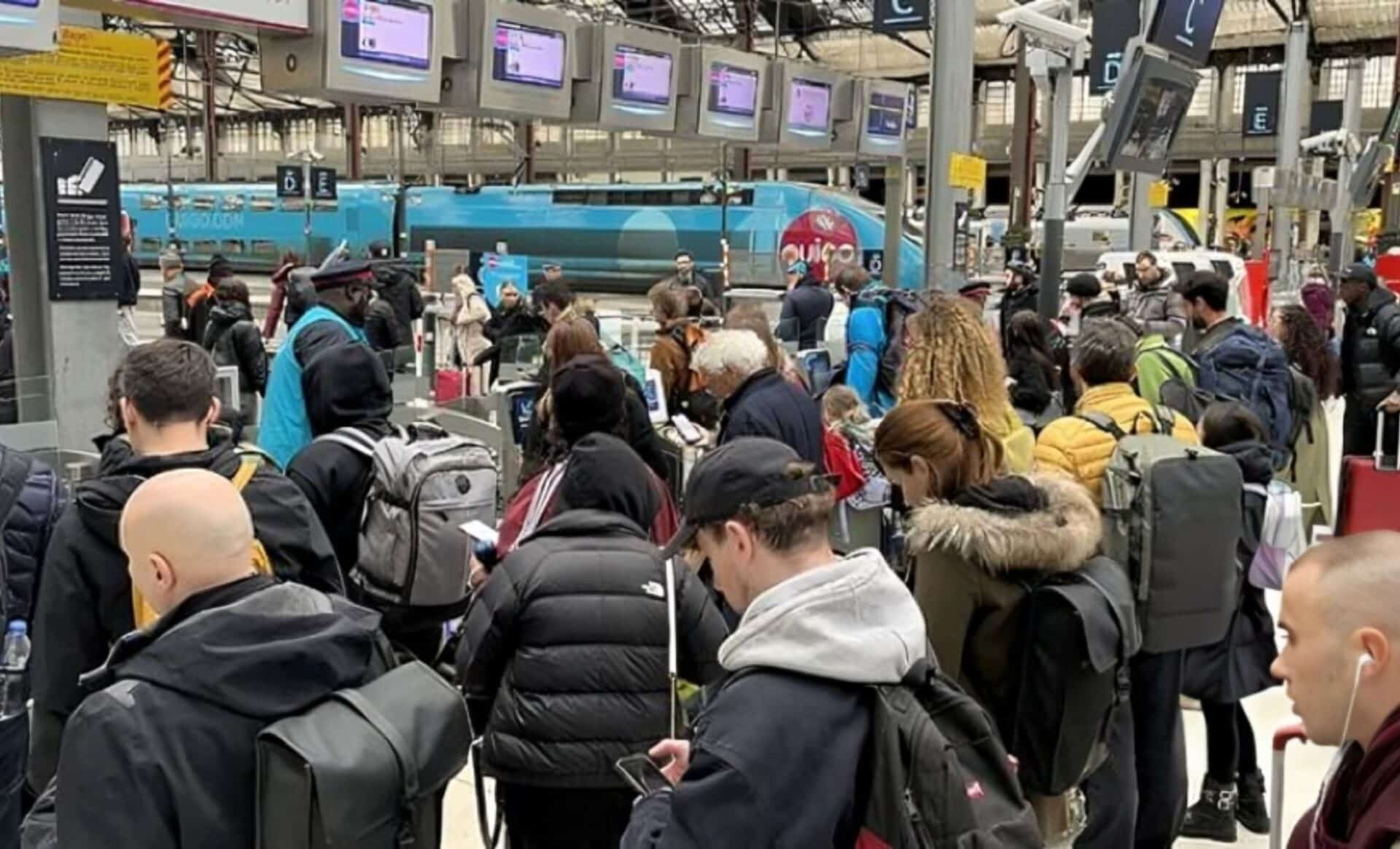 Gare Sncf bondée d'usagers pour illustrer la grève qui touche cette entreprise