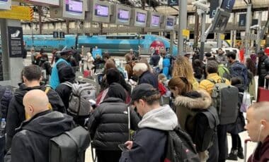 Gare Sncf bondée d'usagers pour illustrer la grève qui touche cette entreprise