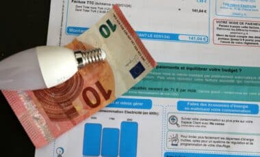 Des fatctures et un billet en euro pour illustrer les tarifs de l'électricité