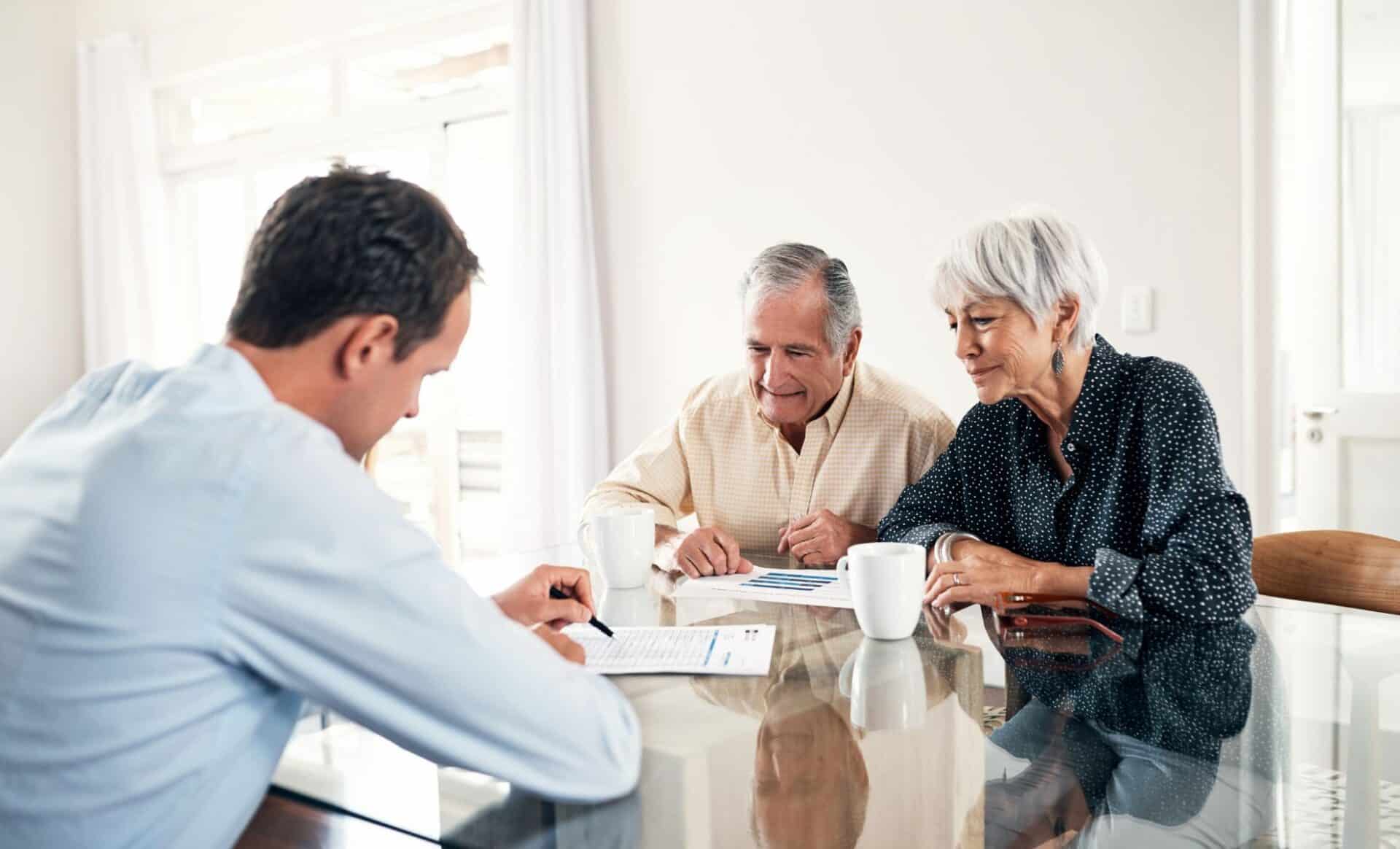 Trois personnes dans un bureau pour illustrer la retraite