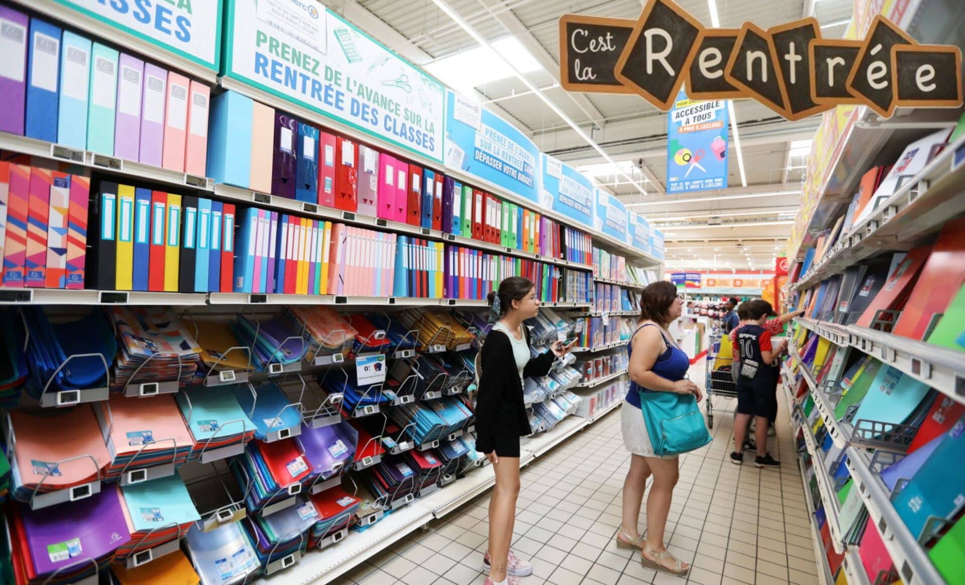 Allocation de rentrée scolaire illustré par un rayon de fournitures scolaires