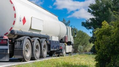 Photo d'un camion-citerne de livraison de fioul