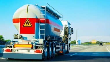 Photo d'un camion de livraison de fioul domestique