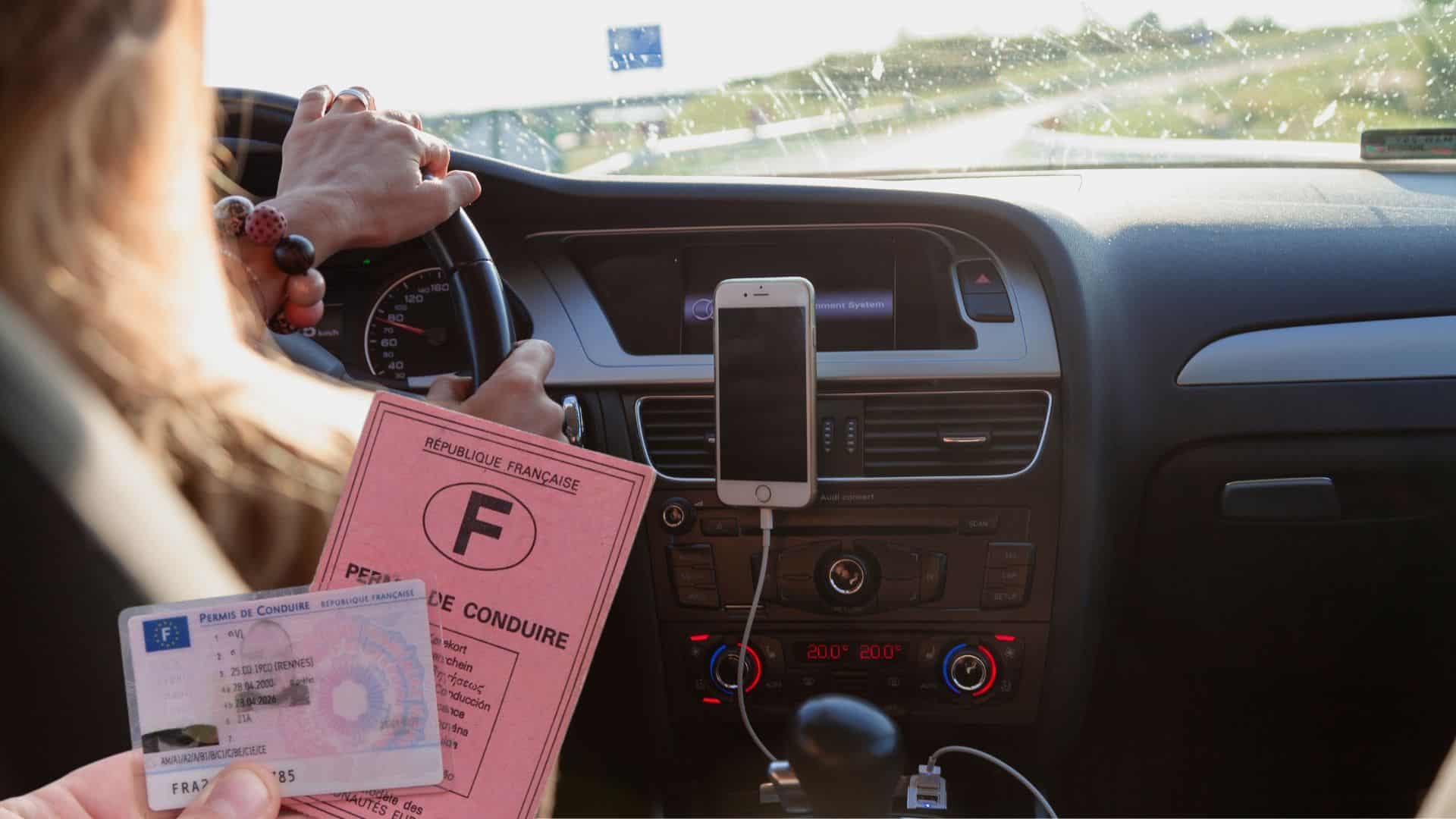 Phto d'un permis de conduire montré à l'intérieur d'une voiture