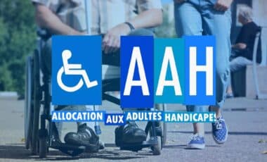 Photo montage : personne en fauteuil roulant + l'acronyme AAH (allocation aux adultes handicapés)