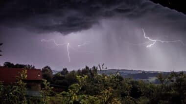 Photo d'orage illustrant une météo orageuse