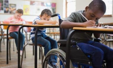 Photo d'enfants en situation de handicap faisant leur rentrée scolaire