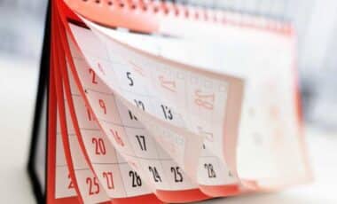 Photo d'un calendrier pour illustrer les dates de versement des retraites, des aides de la CAF...