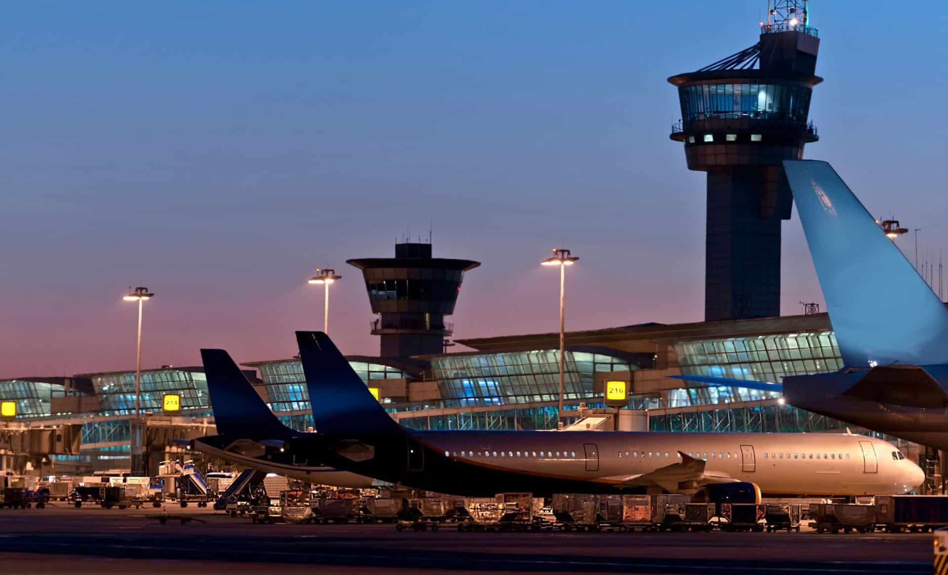 Photo d'un aéroport avec un avion pour illustrer le transport aérien