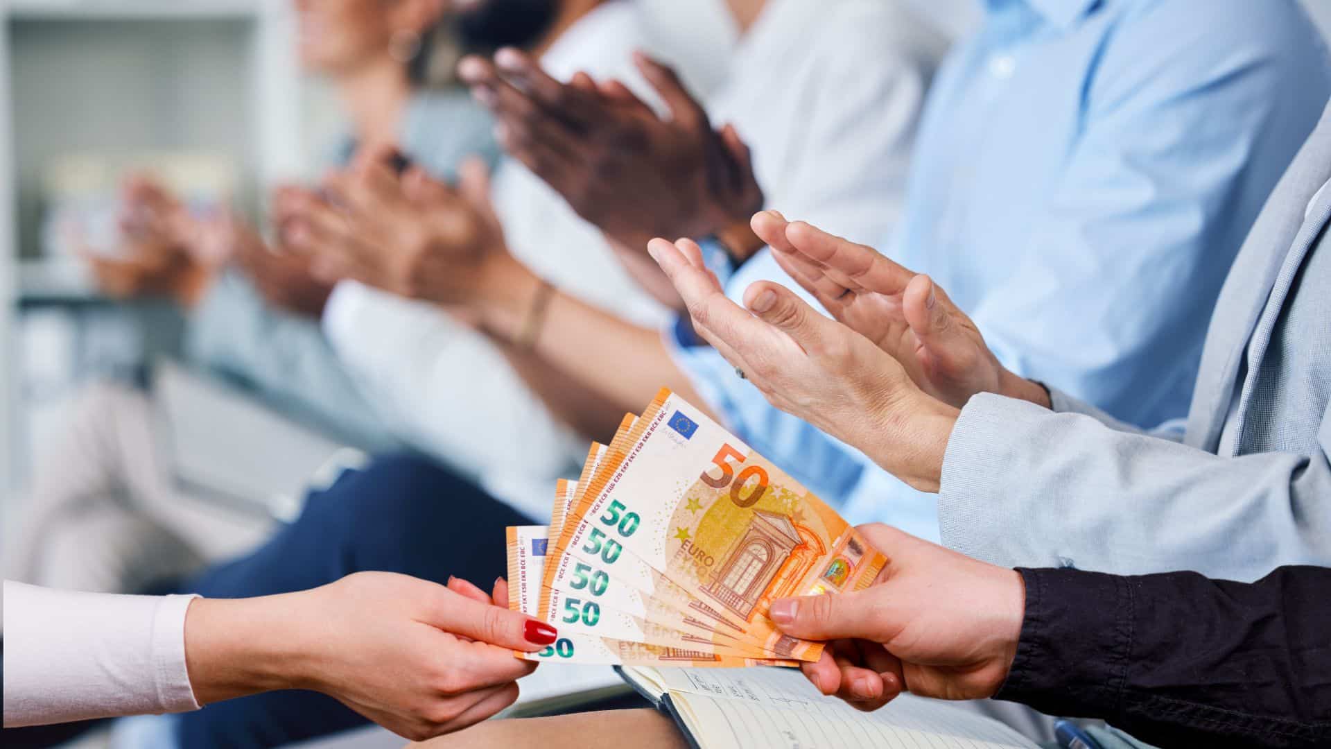 Photo de personnes qui tiennent des billets d'argent pour parler des emplois bien payés