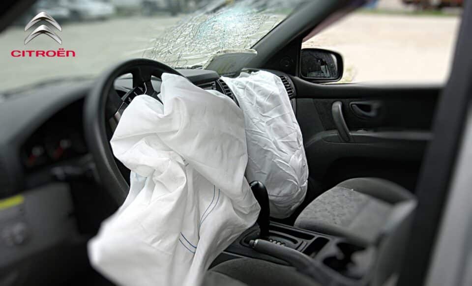 Airbags déployés à l'intérieur d'une voiture