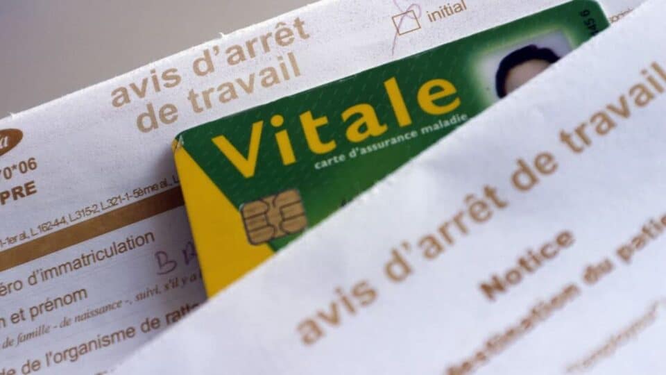 Photo de deux avis d'arrêts maladie et de la carte vitale