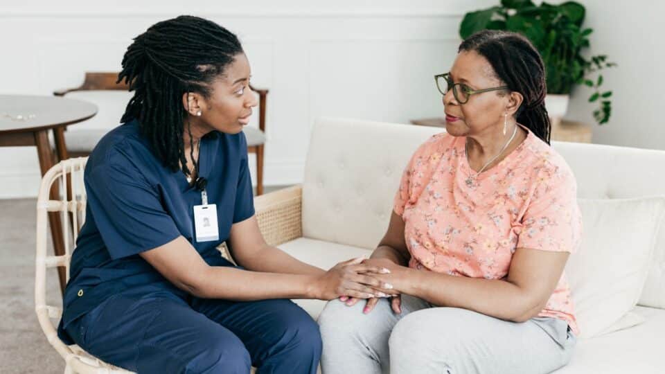 Photo d'une Auxiliaire de Vie Sociale avec une dame âgée