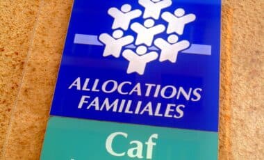 CAF, organisme public chargé de distribuer des aides et des prestations familiales