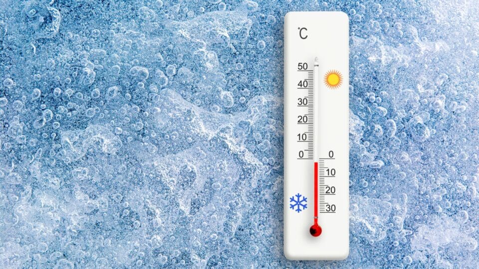 Un thermomètre indiquant une météo très froide