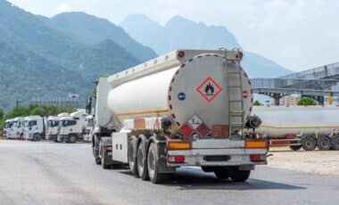 Camion citerne de livraison de fioul domestique