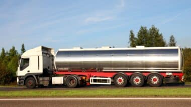 Photo d'un camion-citerne de livraison de fioul domestique