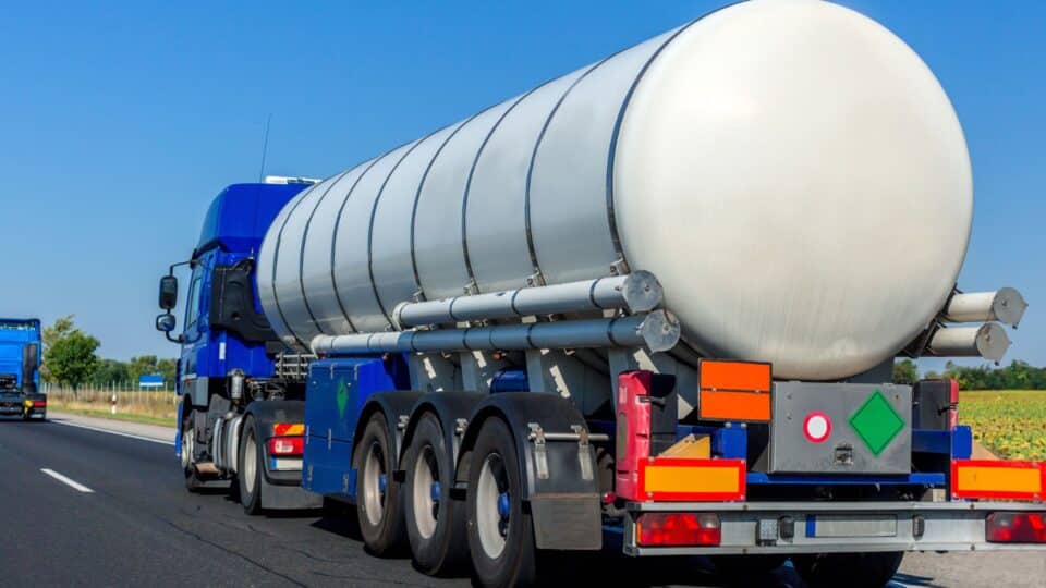 Photo d'un camion citerne qui transporte du fioul domestique