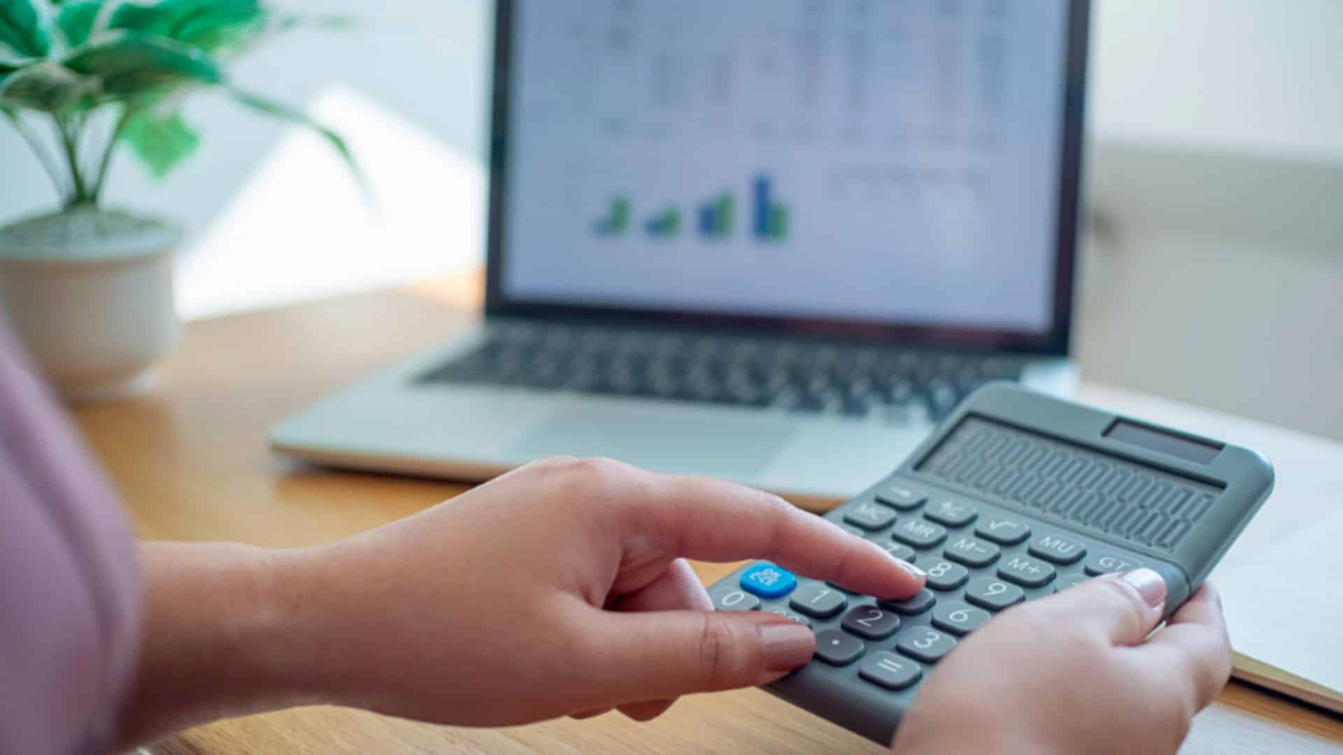 Compte à terme illustré dans une photo de calcul sur un micro