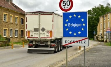 Photo d'un véhicule passant la frontière belge