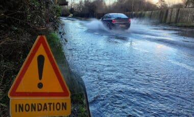 Une route inondée pour évoquer la météo du jour