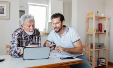 L'Aspa illustrée par un homme âgé et un jeune homme