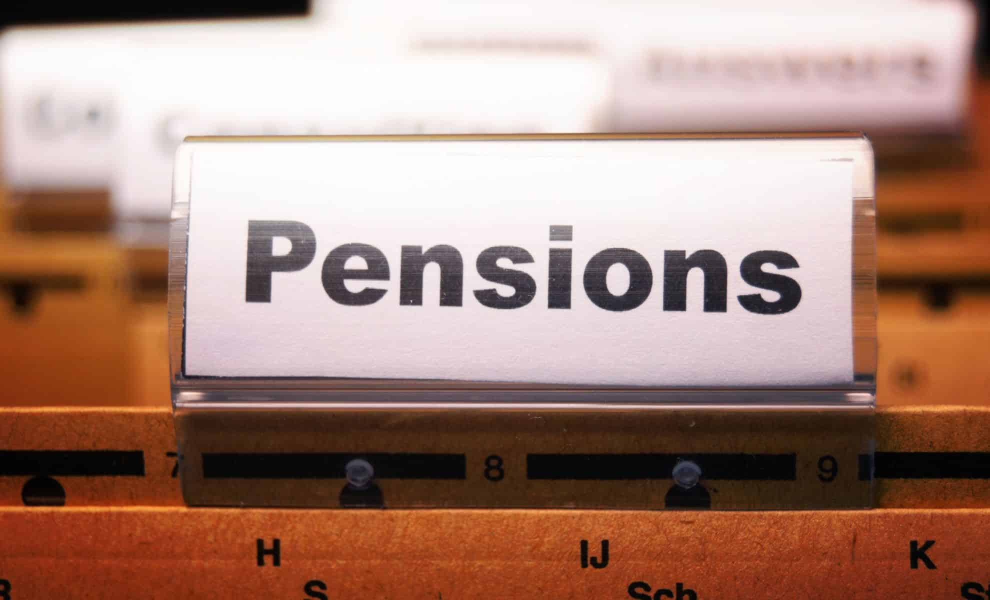 Écriteau portant la mention « pension ◄5 pour évoquer le versement des retraites de base en 2025