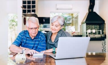 Photo d'un couple de retraités