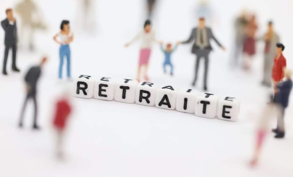 Photo illustrant des retraités en figurines autour de tuiles formant le mot retraite