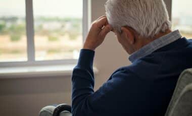 Une personne âgée pensive pour illustrer la pauvreté