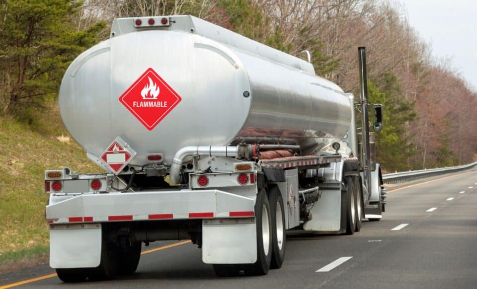 Camion-citerne de livraison de fioul domestique