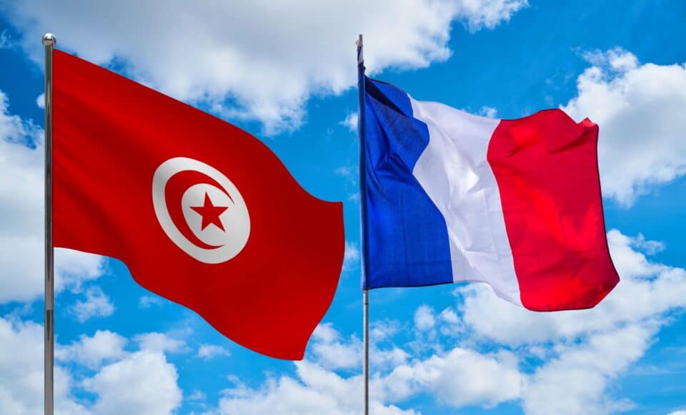 Drapeau de la Tunisie et à sa droite celui de la France