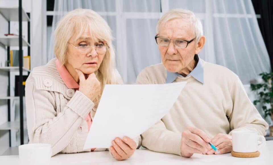 Un couple âgé à la retraite