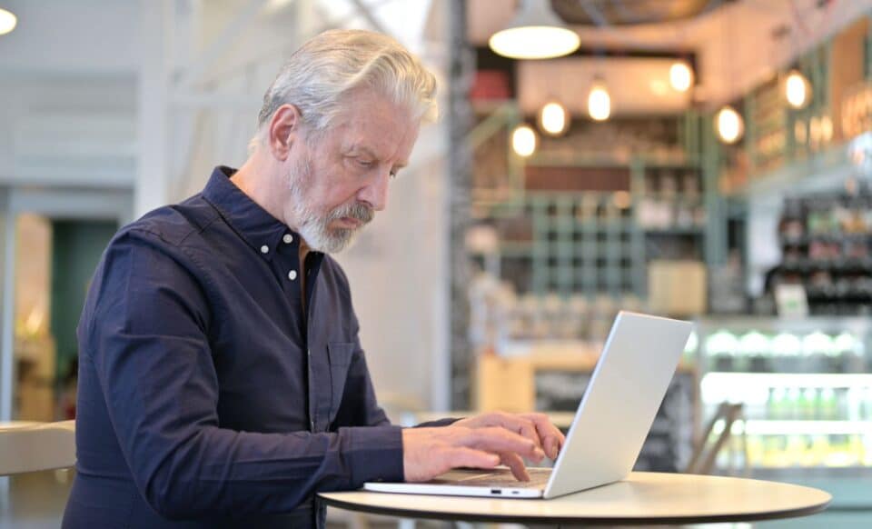 Photo d'un senior au travail pour illustrer le dispositif de la retraite progressive