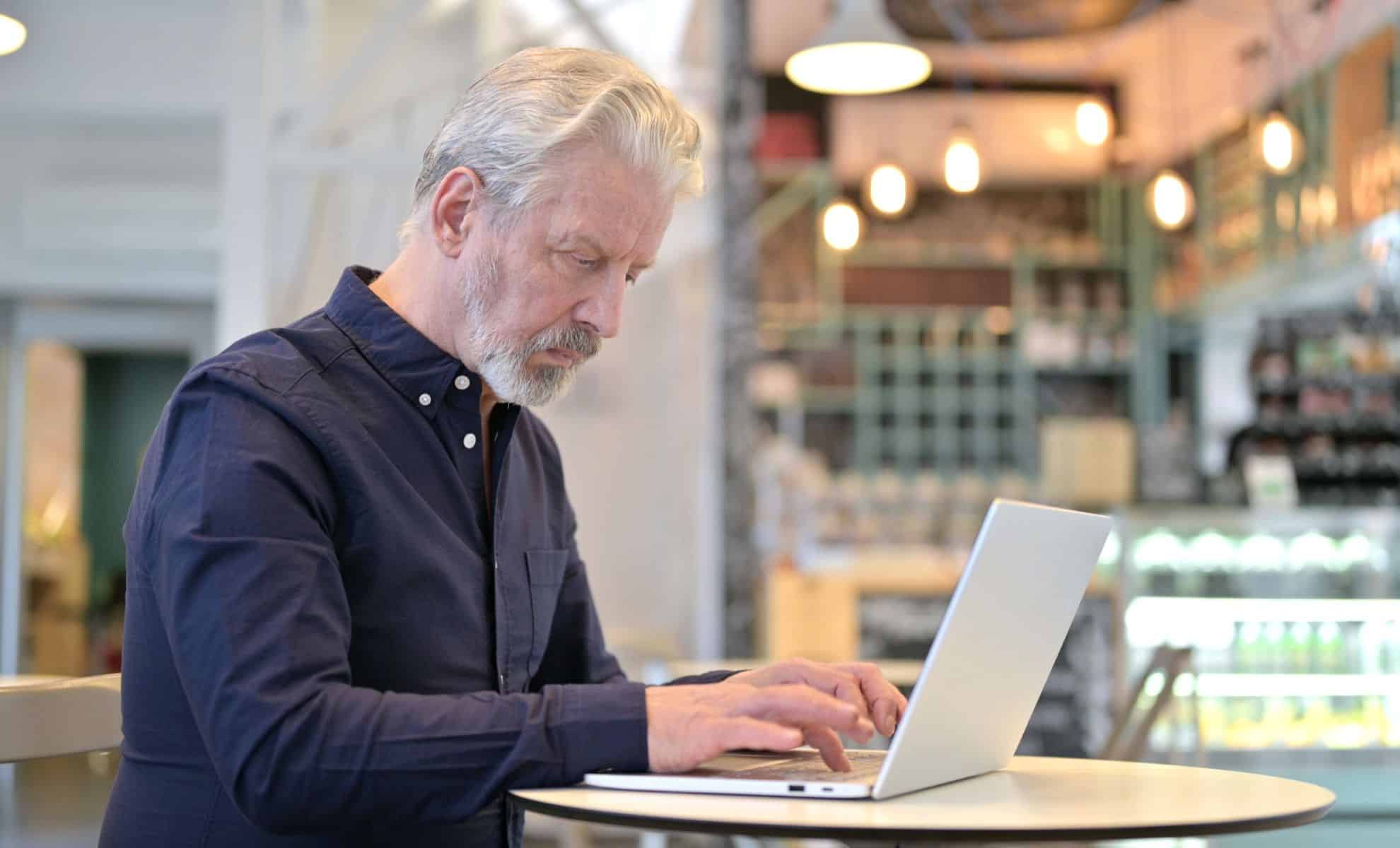 Photo d'un senior au travail pour illustrer le dispositif de la retraite progressive