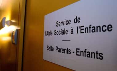 Allocation illustrée par une affiche sur laquelle est écrit aide Sociale à L'enfance