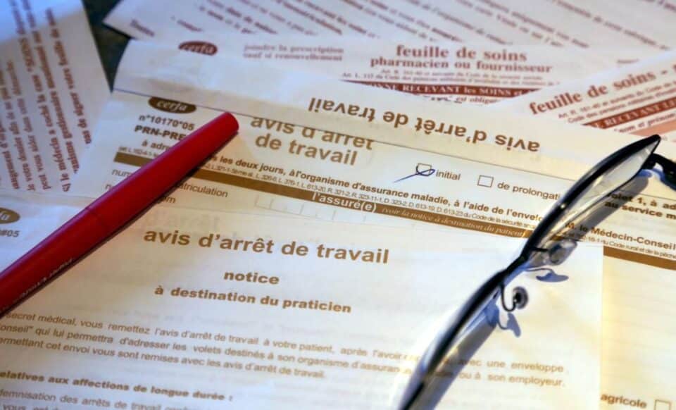 Photo de formulaires d'arrêts de travail pour illustrer le délai de carence des fonctionnaires