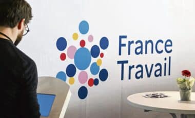 Photo d'une devanture de France Travail pour illustrer le sujet de l'assurance chômage des frontaliers