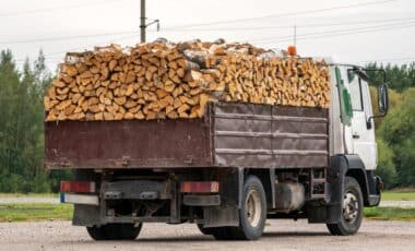 Camion transportant du bois de chauffage